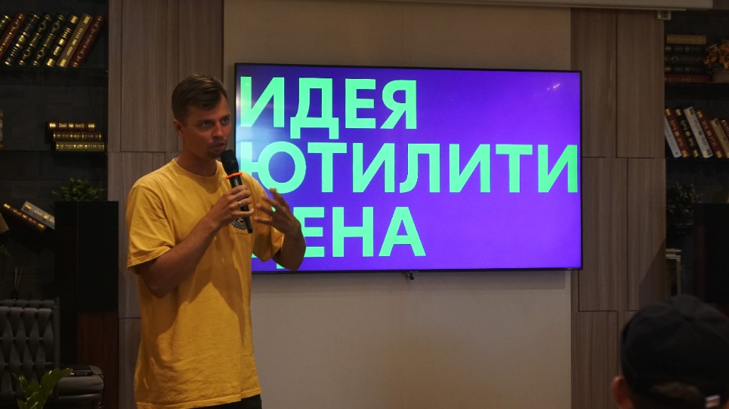 Иван Бочнев проводит лекцию